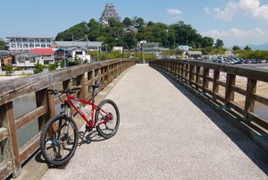 定期船渡船場へ渡る橋からの唐津城