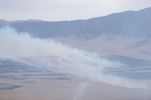 草千里中央の「駒立」焼ける