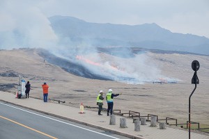 草千里東側の野焼き