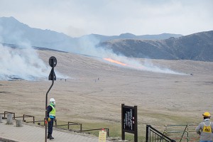 次々と着火される草千里野焼き