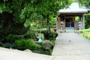 岩下神社の参道と水源［池の川水源・南阿蘇村］