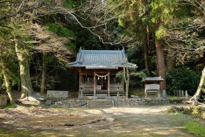 水源そばの塩井神社［塩井社水源・南阿蘇村中松1655］