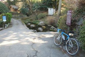 水源前の狭い通路［妙見神社の池・南阿蘇村］