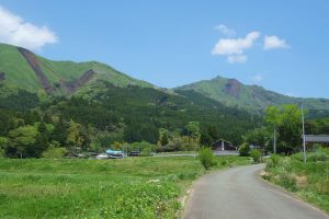 神話が残る夜峰山（左）［塩井社水源・南阿蘇村］