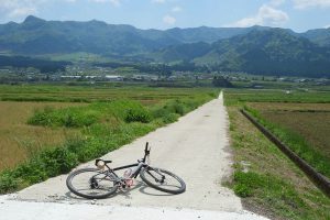 南側の農耕地帯と外輪山［寺坂水源・南阿蘇村］