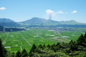 根子岳・高岳が一の宮を一望［城山展望所・やまなみハイウェイ］