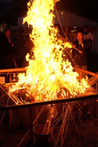 燃やされる護摩木［節分祭・阿蘇神社］