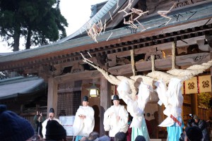 護摩木が投げられる［節分祭・阿蘇神社］