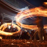 火振り神事 2015年［阿蘇神社 楼門前］photo:tanouetohru