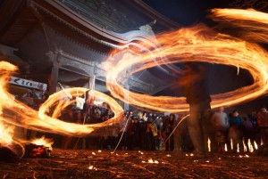 火振り神事 2015年［阿蘇神社 楼門前］photo:tanouetohru