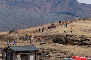 草千里尾根にあがる野焼き人［2017年 草千里野焼き］