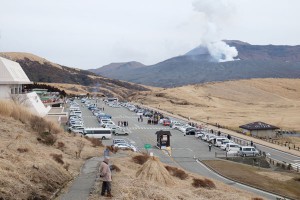 平日満車の駐車場［2017年 草千里野焼き］