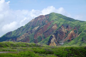 地震で斜面崩落［阿蘇・烏帽子岳］