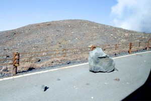 阿蘇山公園道路に落ちた噴石