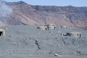 大量の火山灰が堆積する［火口見物広場付近］