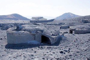 噴火で破損し火山灰に埋まる避難壕［阿蘇火口広場］