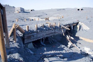 噴火で破損した「火の国橋」［阿蘇火口広場］