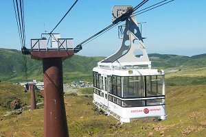 運行中のロープウェイ［阿蘇ロープウェイ］