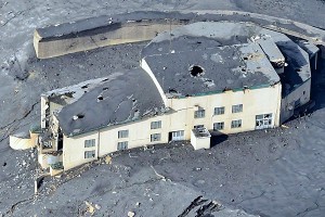 噴火で損壊激しい『ロープウェイ火口西駅』［阿蘇ロープウェイ］