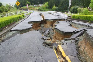 路面崩壊した県道28号線［俵山トンネルルート］