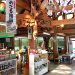 空調完備の売店・食堂［阿蘇猿まわし劇場・南阿蘇］