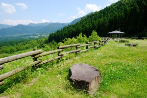 石ベンチと展望休憩所［観音桜展望台・南阿蘇村］